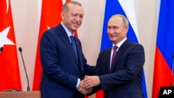 Presiden Rusia Vladimir Putin (kanan) dan Presiden Turki Recep Tayyip Erdogan sepakat untuk menciptakan zona penyangga demiliterisasi di wilayah Idlib, Suriah dalam pertemuan di Socchi, Rusia, Senin (17/9). 