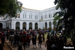 Warga mengunjungi rumah Presiden sehari setelah demonstran memasuki gedung, setelah Presiden Gotabaya Rajapaksa melarikan diri, di tengah krisis ekonomi negara, di Kolombo, Sri Lanka, 10 Juli 2022. (Foto: REUTERS/Dinuka Liyanawatte)