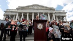 Le leader de la minorité démocrate au Sénat Chuck Schumer anime un point de presse sur les efforts pour l’abrogation d’Obamacare, la loi sur l’assurance médicale abordable, au Capitol, Washington, 27 juin 2017. 