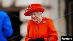 Ratu Elizabeth menghadiri peluncuran tongkat estafet Commonwealth Games, di luar Istana Buckingham di London, Inggris 7 Oktober 2021. (Foto: Victoria Jones via REUTERS)