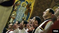 En la catedral de San Marcos de la Iglesia Ortodoxa Cóptica del Cairo, los sacerdotes celebran la misa de la Navidad.