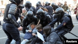 Police officers detain opposition protesters during a May Day rally in Saint Petersburg, Russia May 1, 2019. REUTERS/Igor Russak 