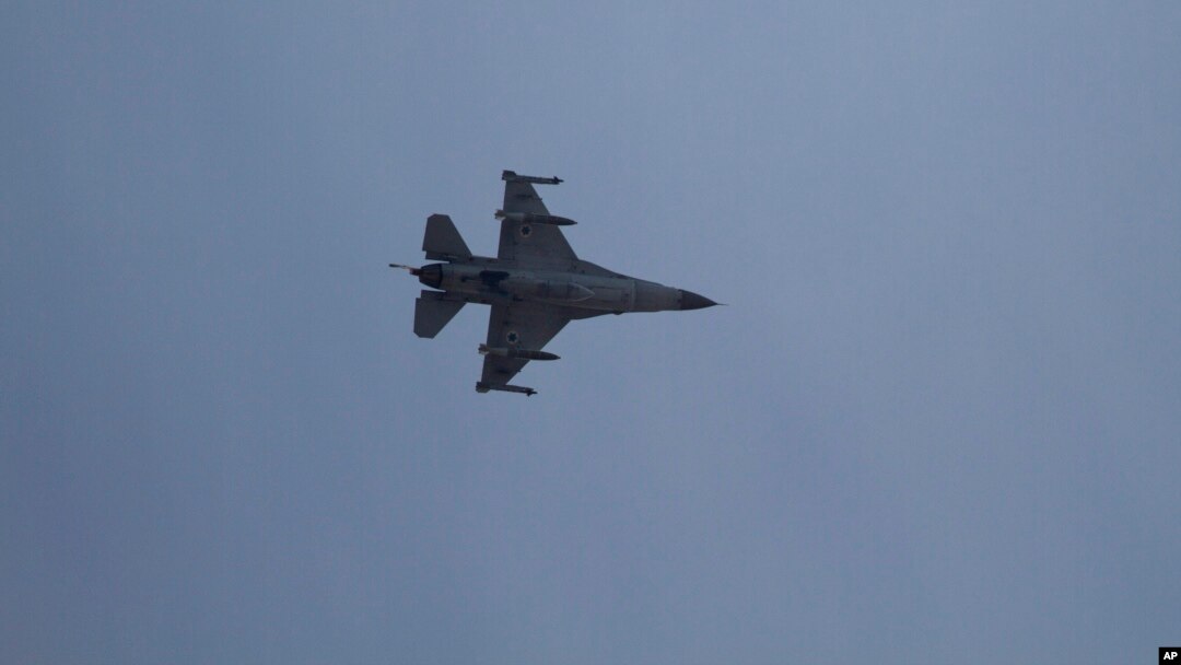 Pesawat jet tempur F-16 Israel terbang di atas kota Ashdod, Israel. Israel dikabarkan menyerang Suriah untuk menghindari jatuhnya senjata berbahaya ke tangan militan Hizbullah. 