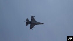 Sebuah pesawat jet tempur F-16 terbang dekat kota Ashdod, Israel (Foto: dok). Serangan udara terhadap sarana militer di luar ibukota Suriah, Minggu (5/5) menimbulkan keprihatinan Sekjen PBB Ban Ki-moon, Rusia dan China.