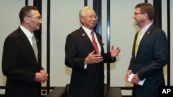 PM Malaysia Najib Razak (tengah) diapit oleh Menhan AS Ash Carter (kanan) dan Menhan Malaysia Hishamuddin Hussein di Kuala Lumpur, Malaysia (4/11).