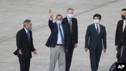 Американская делегация во главе с Алексом Азаром (второй слева) в аэропорту Тайбэя. 9 августа 2020 г. 