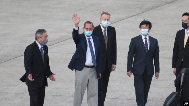 Bộ trưởng Y tế và các dịch vụ nhân sinh Alex Azar vẫy chào khi tới sân bay Đài Loan.