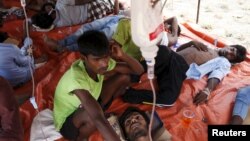 Migran Rohingya yang tiba di Indonesia dengan perahu, mendapatkan perawatan medis di dalam tempat penampungan sementara di Kuala Langsa, iprovinsi Aceh (16/5). 