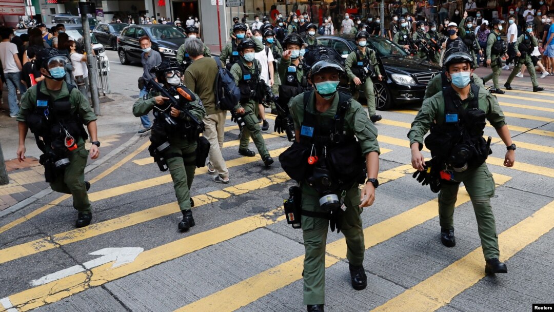 香港防暴警察在中環驅散抗議示威的民眾。（2020年9月6日）