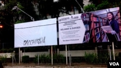 Papan reklame yang ditutup kain putih adalah iklan penerimaan mahasiswa Universitas Kristen Duta Wacana bergambar mahasiswi berjilbab. (VOA/Nurhadi Sucahyo)