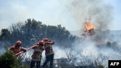 تلاش آتش‌نشانان برای خاموش کردن شعله‌های آتش، جنوب فرانسه - ۲۶ مرداد ۱۴۰۰