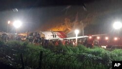 7일 인도 캘리컷 공항에서 보잉 737 여객기가 폭우 속에 착륙하던 중 활주로에서 미끄러져 동체가 두 동강 나는 사고가 발생했다.
