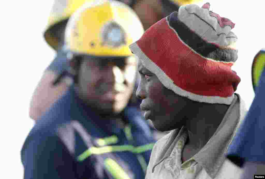 Seorang terduga penambang liar dibawa keluar dari tambang emas bawah tanah di Benoni, sebelah timur Johannesburg, Afrika Selatan (16/2). (Reuters/Mike Hutchings)