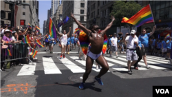 Aksi dalam pawai Pride di rute Fifth Avenue, kota New York (26/6). (VOA/R. Taylor)