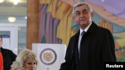 Presiden Armenia Serzh Sargsyan memasukkan suara pada sebuah TPS di Yerevan, Armenia, Minggu (2/4). 