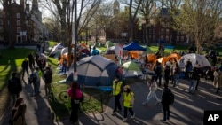 Mahasiswa Harvard yang memrotes perang di Gaza, mendirikan tenda-tenda di Harvard Yard di kampus Universitas Harvard. 