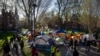 資料照片：2024年4月25日，哈佛大學學生在哈佛校園的抗議營。 （美聯社照片）