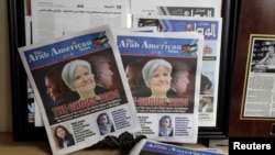 Halaman depan dari surat kabar Arab American News yang menunjukkan wajah Jill Stein, kandidat dari Partai Hijau dalam pilpres AS 2024, terlihat berada di kantor surat kabar tersebut di Dearborn, Michigan, pada 18 September 2024. (Foto: Reuters/Rebecca Cook)