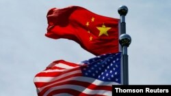 미국 성조기와 중국의 오성홍기가 상하이에서 휘날리고 있다. 