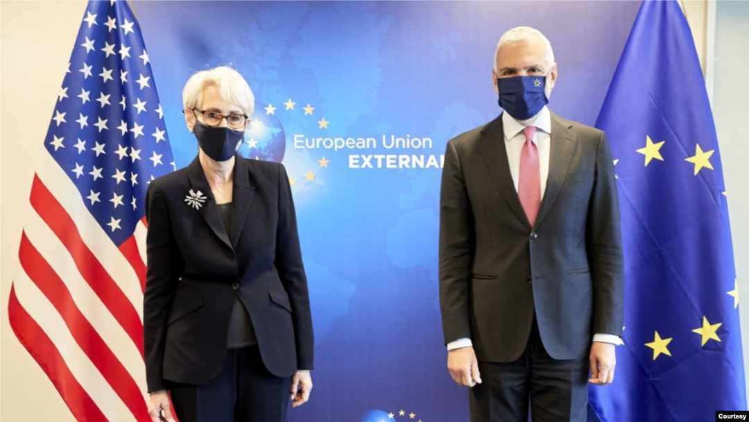 美国副国务卿谢尔曼(Wendy Sherman)（左）2021年5月26日与欧盟对外行动署秘书长萨尼诺(Stefano Sannino)会晤（照片来自美国副国务卿谢尔曼的推特网页）