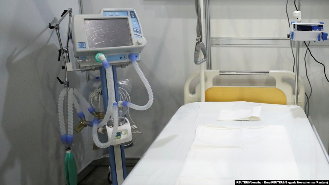 Sebuah ventilator tampak di dekat tempat perawatan bagi pasien Covid-19 (foto: ilustrasi). 