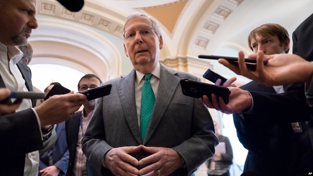 Lãnh đạo khối đa số Thượng viện Mitch McConnell nói chuyện với các phóng viên (ảnh tư liệu, tháng 11/2019)