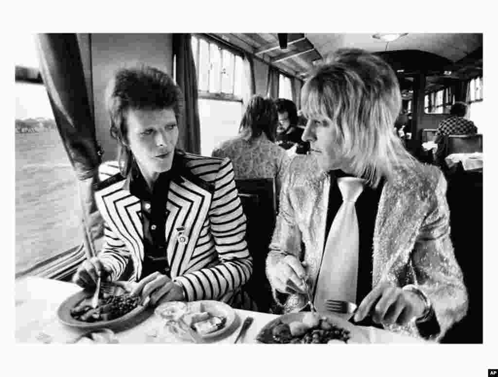 David Bowie, Mick Ronson, Lunch on train to Aberdeen 1973 (Copyright Mick Rock 2012)