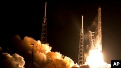 Roket Falcon 9 SpaceX lepas landas dari Pangkalan Angkatan Udara Cape Canaveral, Florida (10/1). 