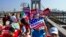 Decenas de inmigrantes cruzan el puente Brooklyn durante la marcha por la dignidad y el respeto hacia los inmigrantes indocumentados en busca de una reforma del sistema de inmigración.