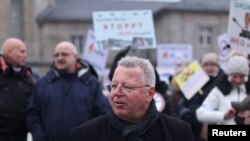 Desničarski njemački političar Markus Beisicht nazoči proruskom prosvjedu protiv sankcija i isporuke oružja, usred ruske invazije na Ukrajinu, u Kölnu, Njemačka, 4. prosinca 2022.
