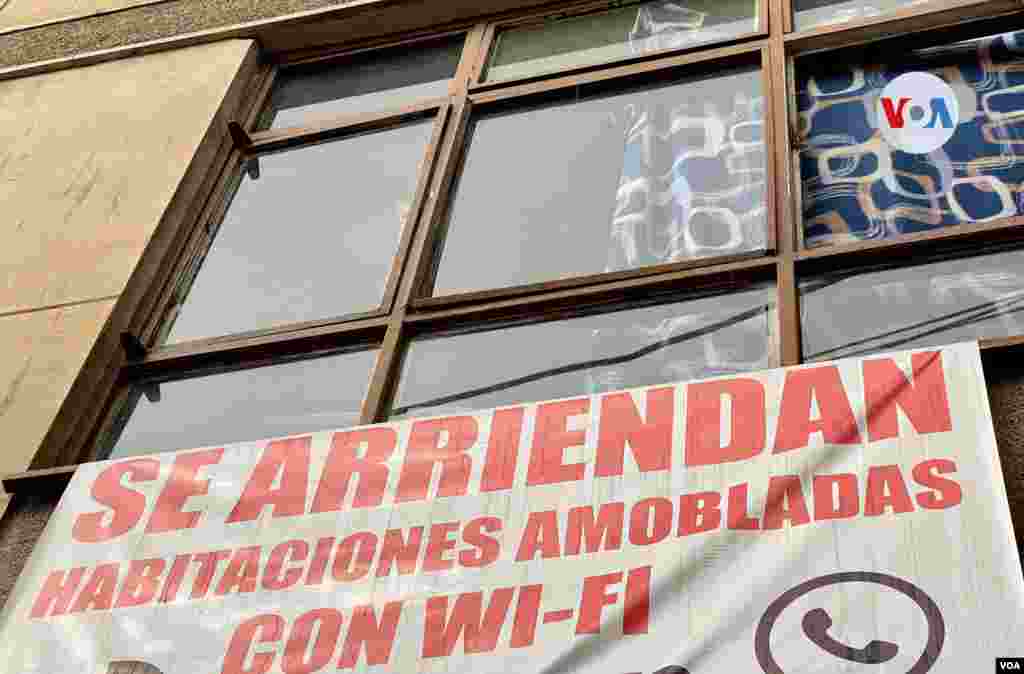 En la zona de Santa Fe, en Bogot&#225;, es com&#250;n ver letreros que promueven el alquiler por d&#237;as. Gran n&#250;mero de migrantes optan por esta opci&#243;n.