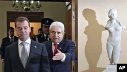 دمتری مێدڤێدێڤ له‌ لایه‌ن سه‌رۆکی قوبرسه‌وه‌ له‌ کۆشـکی سه‌رۆکایه‌تی له‌ نیقۆسیا پـێشـوازی لێده‌کرێت، پـێـنجشه‌ممه‌ 7 ی ده‌ی 2010