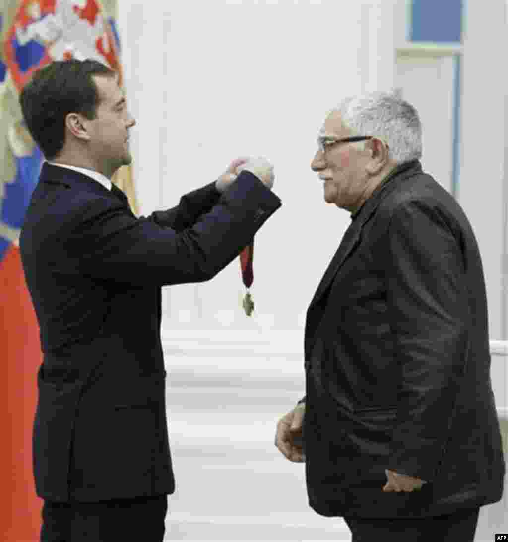 Russian President Dmitry Medvedev present a medal to actor Armen Dzigarkhanyan, right, during an awards ceremony at the Kremlin, Moscow, Thursday, Dec. 30, 2010. (AP Photo/RIA Novosti, Dmitry Astakhov, Presidential Press Service)