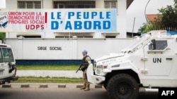 Des Casques bleus de la Mission de l'ONU en RDC déployés devant le siège de l'Union pour la démocratie et le progrès social (Udps), principal parti de l'opposition à Kinshasa, le 20 septembre 2016.