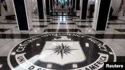 Znak Centralne obaveštajne agencije prikazan na ulazu u sjedište CIA-e