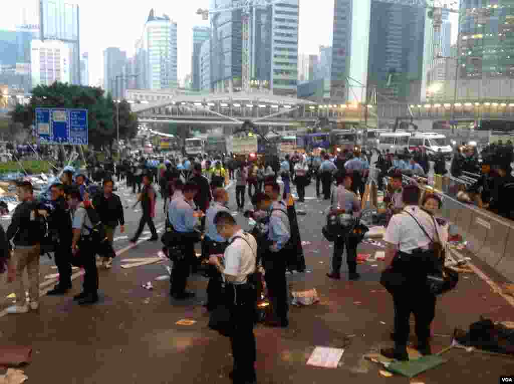 香港警方12月11日全面清场金钟占领区（美国之音海彦拍摄）