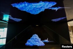 هولوگرام توضیحی از فرآیند باروری ابرها در داخل اتاق کنترل در مرکز ملی هواشناسی در ابوظبی، امارات متحده عربی- ۲۴ اوت ۲۰۲۲