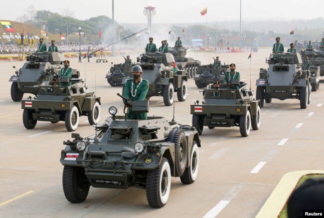 In Myanmar patrouilliert ein Militärkontingent durch die Straßen der Hauptstadt Nay Pyi Taw. Vollständiges Foto