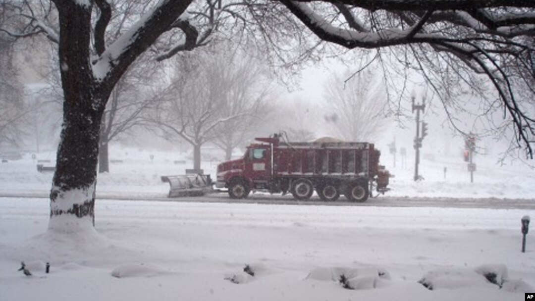 Road crews removing snow in the U.S. capital, 10 Feb 2010