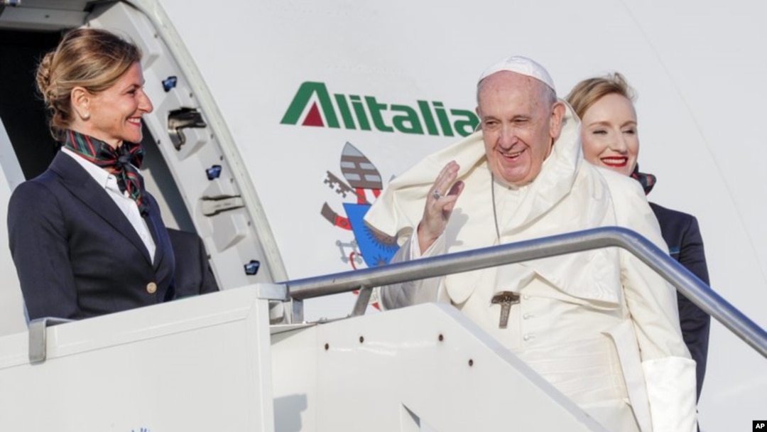 Paus Fransiskus melambaikan tangannya, saat hendak memasuki pesawat terbang di bandara internasional Fiumicino, Roma, yang membawanya ke Maputo, Mozambik, 4 September 2019. 