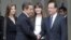 El saliente presidente, Nicolas Sarkozy, y el entrante mandatario, François Hollande, escoltados por la compañera de Hollande, Valerie Trerweiler, y Carla Bruni-Sarkozy durante la ceremonia de traspaso del mando.