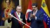 Presiden Turki Recep Tayyip Erdogan memegang replika pedang pahlawan nasional Venezuela Simon Bolivar, bersama Presiden Venezuela Nicolas Maduro, saat kunjungannya di Istana Miraflores, Caracas, Venezuela, 3 Desember tahun lalu (foto: dok). 