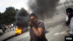 Una mujer se cubre la cara en los enfrentamientos contra la ONU que se cobraron la vida de dos personas.