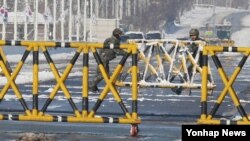 북한이 장성택 사형 집행한 지난 13일 경기도 파주시 통일대교에서 한국군이 바리케이드를 옮기고 있다.