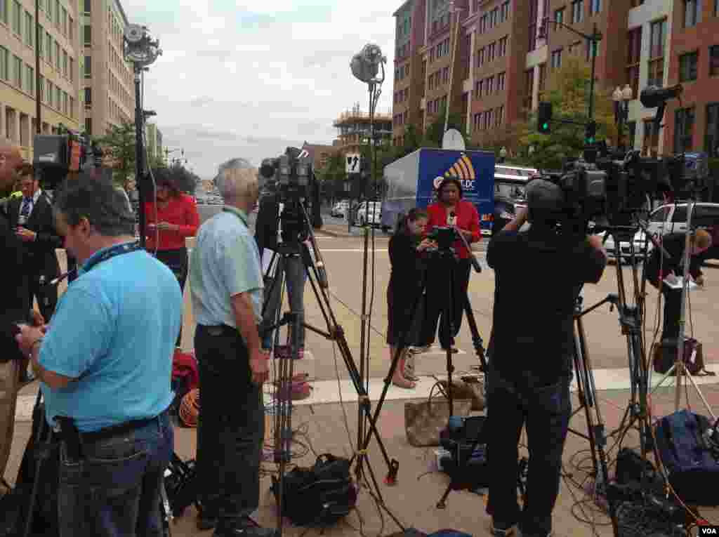 现场媒体（美国之音杨晨拍摄）