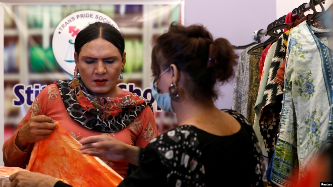 Jiya (35 tahun), perempuan transgender dan penjahit, tengah berbicara dengan pelanggannya di tokonya di Karachi, Pakistan, 5 April 2021. (REUTERS/Akhtar Soomro)