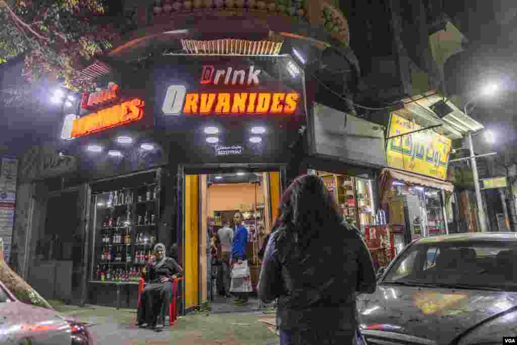 Liquor stores reopen their doors after being closed for Ramadan, downtown Cairo, May 1, 2022. (Hamada Elrasam/VOA)