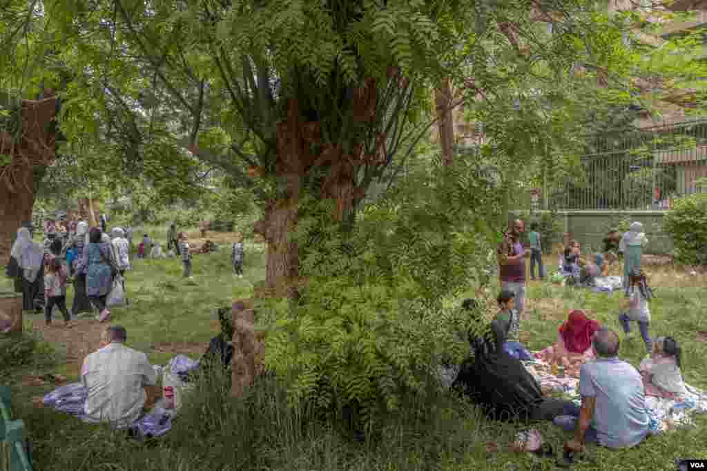 Families gather for a daytime meal after fasting during the holy month of Ramadan, Giza, May 2, 2022. (Hamada Elrasam/VOA) 