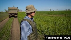 Roman Umarov, 30, wears body armor as he works the fields in in Zaporizhzhya, Ukraine, on April 26, 2022. (Yan Boechat/VOA)