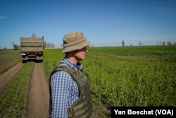 El ingeniero agrícola ucraniano Roman Umarov, observa los cultivos de granos en Zaporizhzhya, en el este de Ucrania, el 26 de abril de 2022. Foto Yan Boechat/VOA.